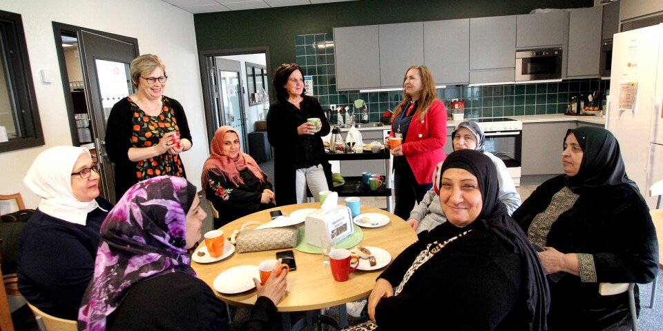 Forskaren Lenar Rindner föreläste för kvinnor inom projektet Nytänk i Svenljunga om klimakteriet. Kvinnorna har arabiska som modersmål och en tolk fanns på plats för att tolka allt som sades. ”Det här kan vara svåra frågor för oss som har svenska som modersmål.”