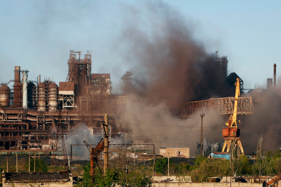 Rök stiger från stålverket Azovstal, som har varit under hård beskjutning, där tusentals ukrainska soldater fortfarande uppges hålla ut. Arkivbild.