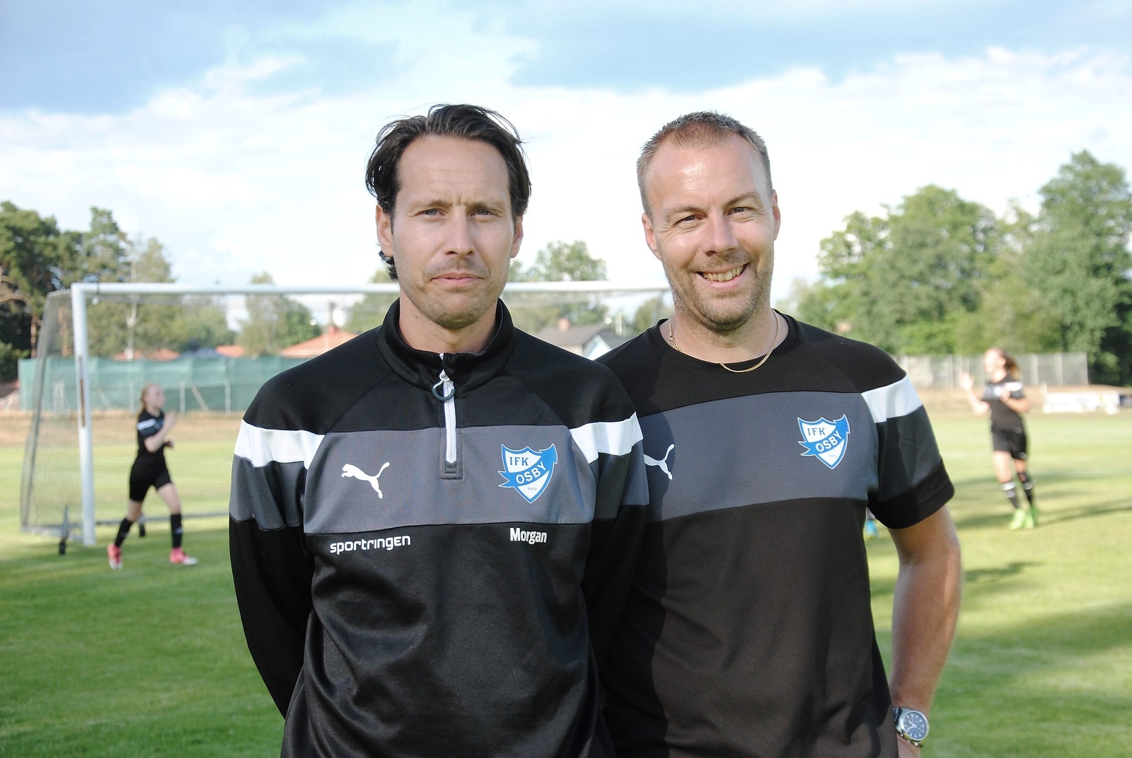 Tränarduon Morgan Nilsson och Magnus Svensson ser fram emot en intensiv fotbollsvecka med laget. Foto: Marika Höghäll