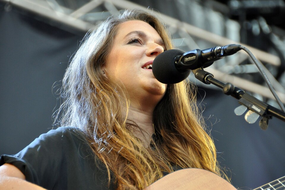 Melissa Horn sjöng själv ”Kom änglar” därefter äntrade hennes band scenen.