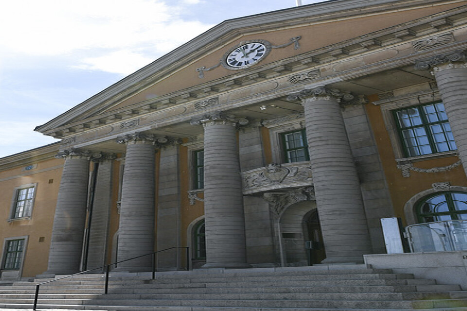 Blekinge tingsrätt dömer tre män till sju års fängelse vardera efter en yxattack i Olofström i februari. Arkivbild.