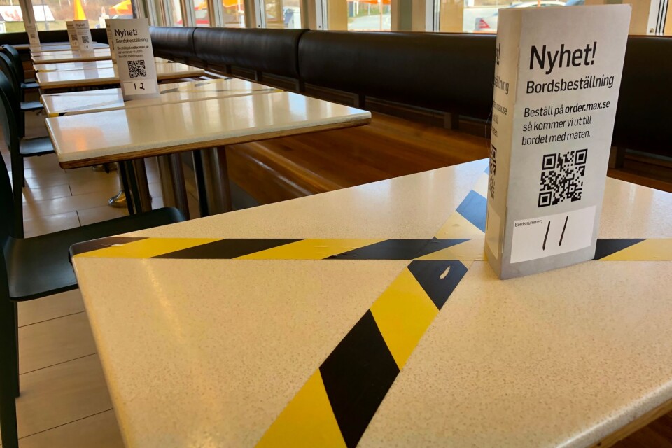 På Max i Karlskrona är vartannat bord avstängt för att hålla avstånd mellan gästerna.