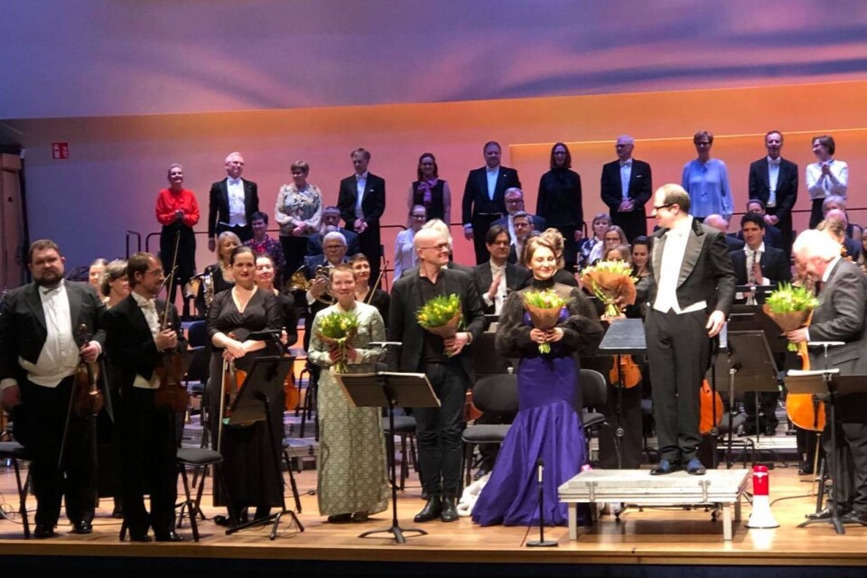 Orkestern, kören, solisterna, dirigenten och de två upphovspersonerna (Hanns Höglund och Fredrik Österling) tackar publiken efter premiären.