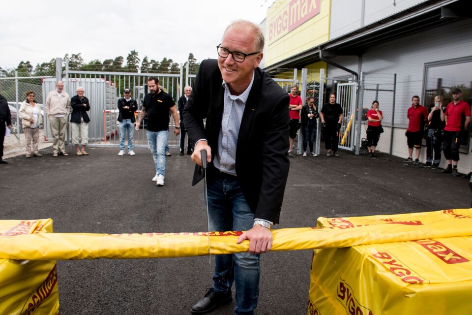 Näringslivschef Stefan Olofsson fick äran att såga en trallbräda och förklara butiken för invigd.