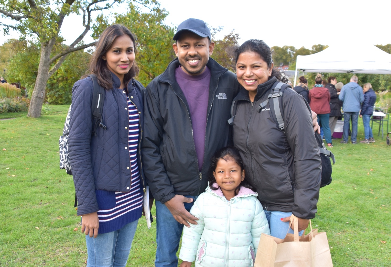 Familjen Rathnayake tillsammans med Yashoda Wijesekara från Sri Lanka trivdes bra på skördefesten.
