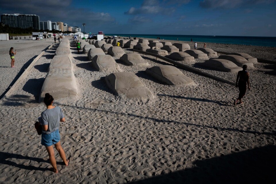 Besökare passerar den temporära installationen från artisten Leandro Erlich på Miami Beach.