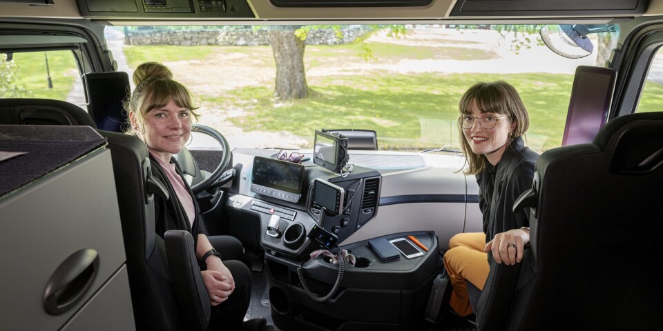 TV: Clara och Mimmi har tagit lastbilskörkort för att köra kommunens nya vrålåk
