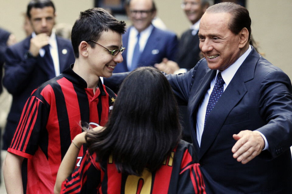 Silvio Berlusconi tillsammans med Milan-supportrar. Arkivbild.