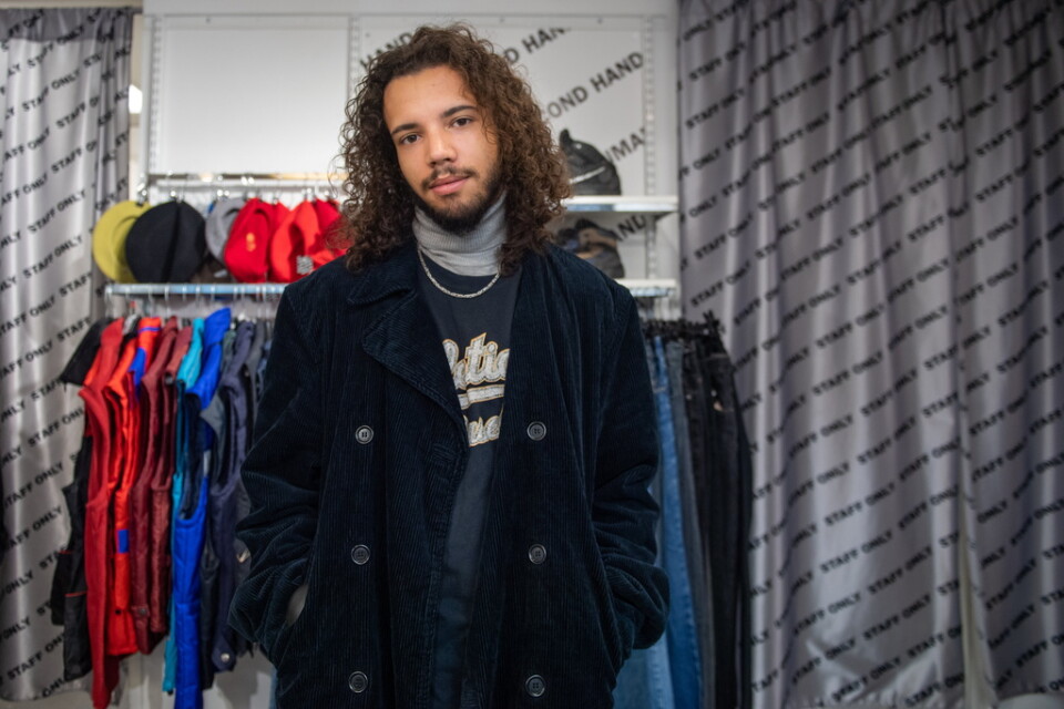 Ilies Gargouri, 20, med en jacka som han tänker köpa från en andrahandsbutik.
