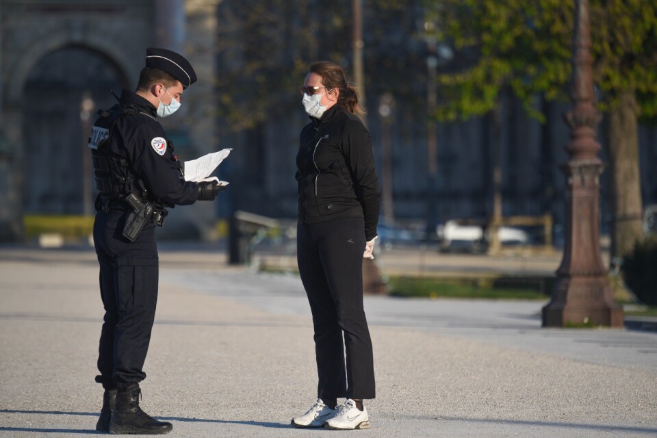 Polis kontrollerar att alla som är ute på gatorna i Paris har rätt intyg med sig. Att bryta mot karantänsreglerna kan ge böter på 135 euro.