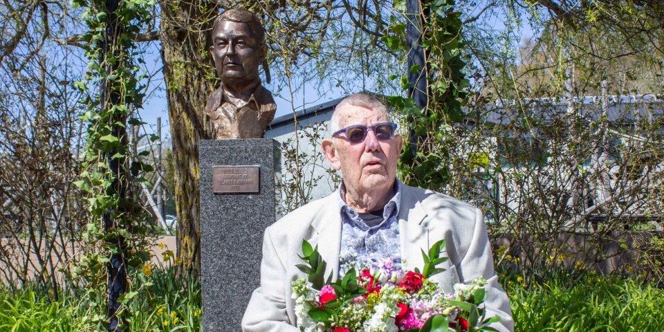 Grundare av Ölands djurpark fick staty i 88-årspresent
