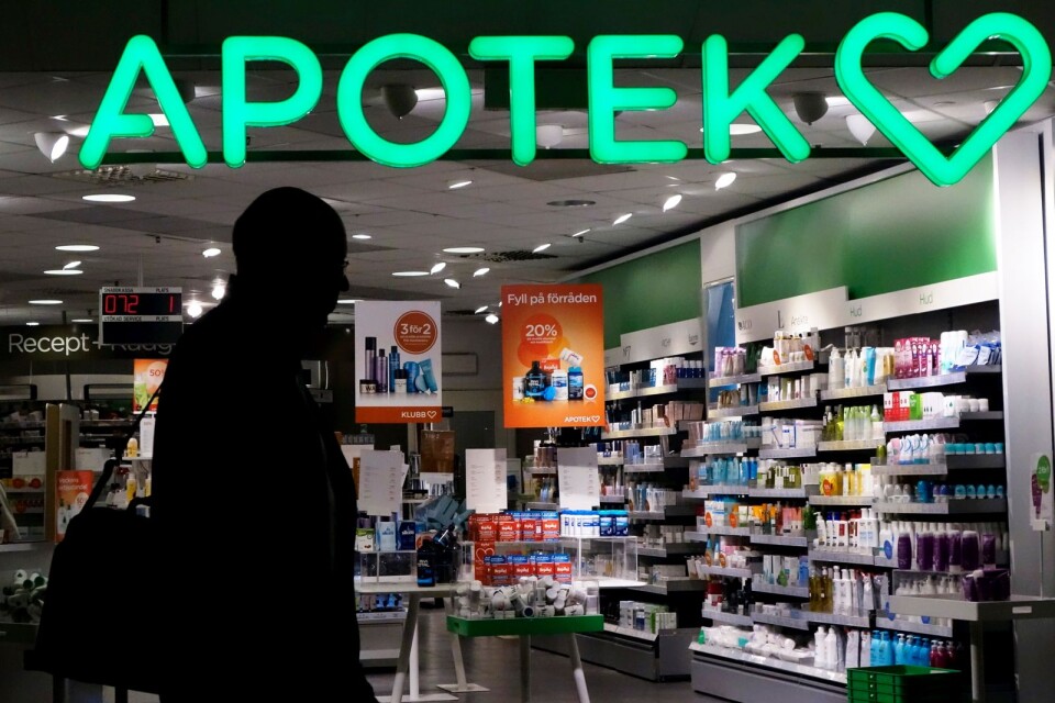 Reumatikerförbundet vill att apoteken och Postnord kommer överens om att samtliga läkemedelsköp som beställs över nätet levereras hem till kunden.