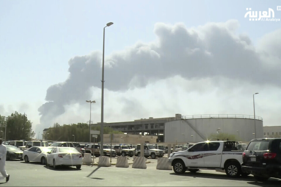 Oljeanläggningarna i Abqaiq och Khurais sattes i kraftig brand och rökmoln täckte ökenhimlen.