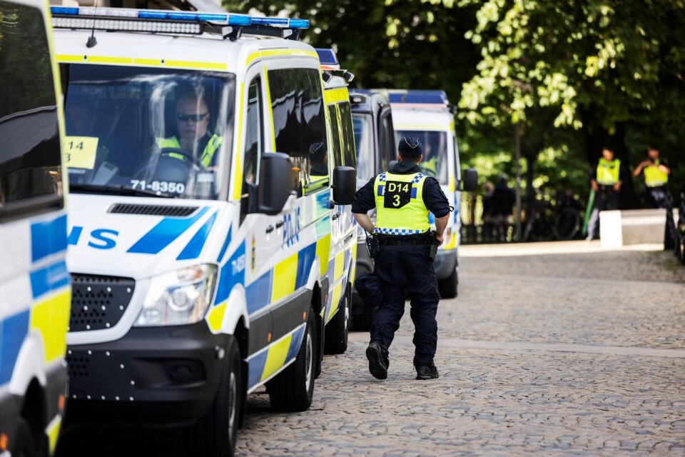 ”Våldet måste få ett slut. Gängen och den organiserade brottsligheten ska knäckas. 2024 ska polisen ha 10 000 fler anställda. Vi kräver vår andel, 240, till Kalmar län.”