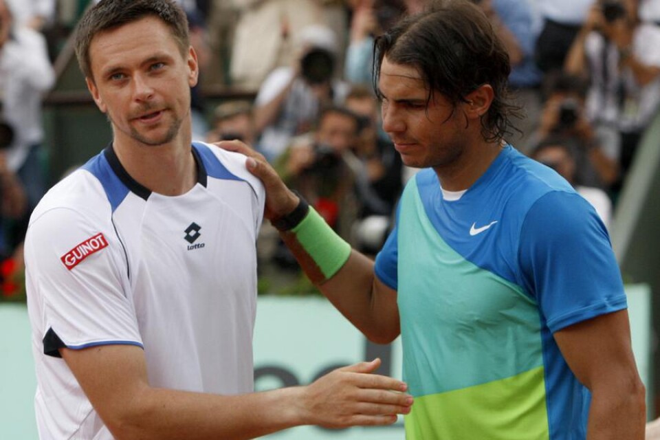 Rafael Nadal, till höger, gratuleras av Robin Soderling efter matchen.