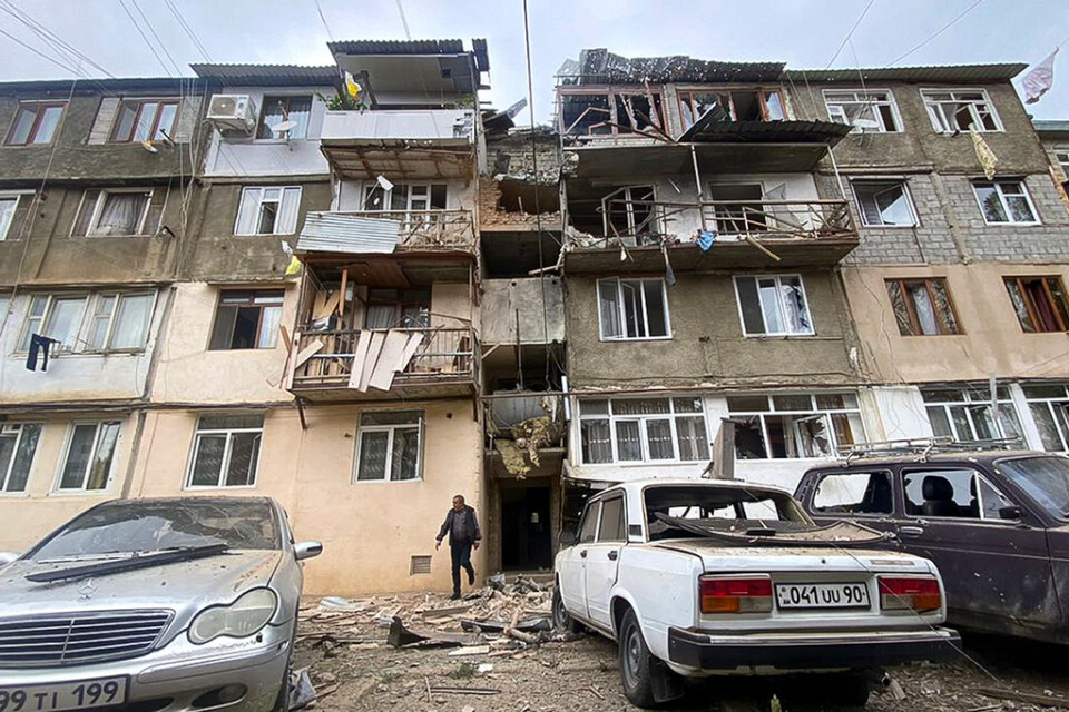 En skadad byggnad i den regionala huvudstaden Stepanakert efter attacker på tisdagen.