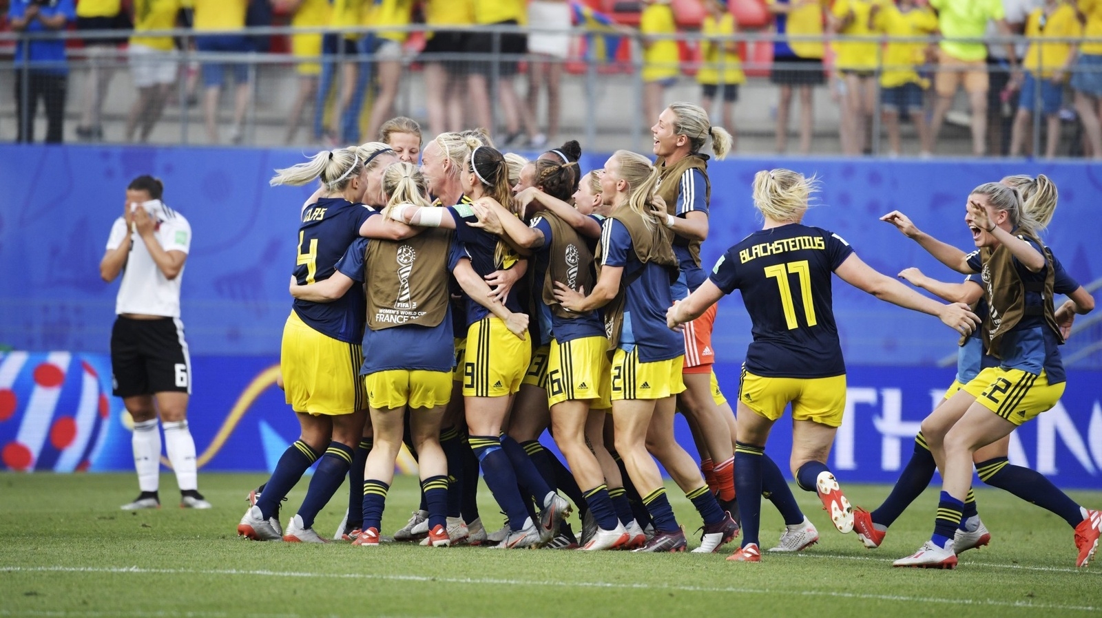 Tysklands Lena Oberdorf
deppar medan Sveriges landslag firar segern i 
 i kvartsfinalen mellan Tyskland och Sverige på Roazhon Park i fotbolls-VM.
Foto: Janerik Henriksson / TT