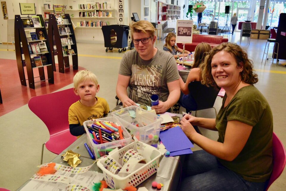 Ture Åberg tog med sig pappa Stefan och mamma Hanna till Unglördag på biblioteket för att pyssla