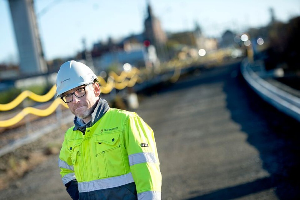 Trafikverkets projektledare Christian Björnsson berättar att bangården i Kristianstad är ett utmanade område att arbeta i.