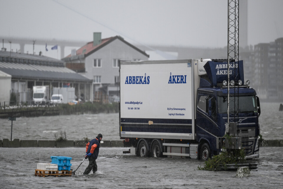 Efter att Göta älv svämmat över inträffade översvämningar i Fiskhamnen i Göteborg på tisdagen.