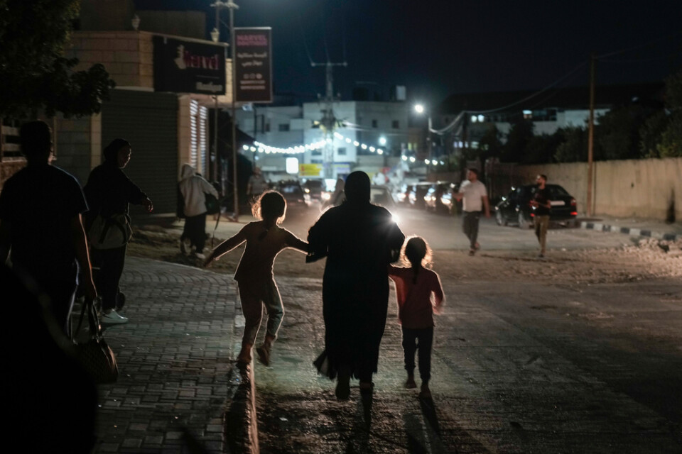 Invånare i flyktinglägret i Jenin lämnar sina hem efter de omfattande israeliska räderna.