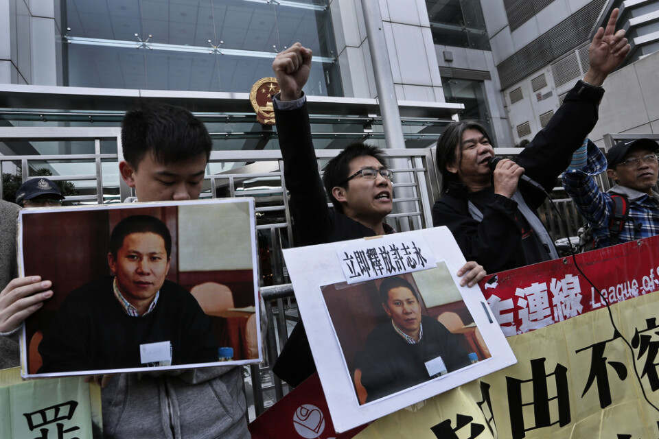 Kineser demonstrerar för Xu Zhiyong utanför en domstol 2014. Nu döms Xu återigen till fängelse. Arkivbild.