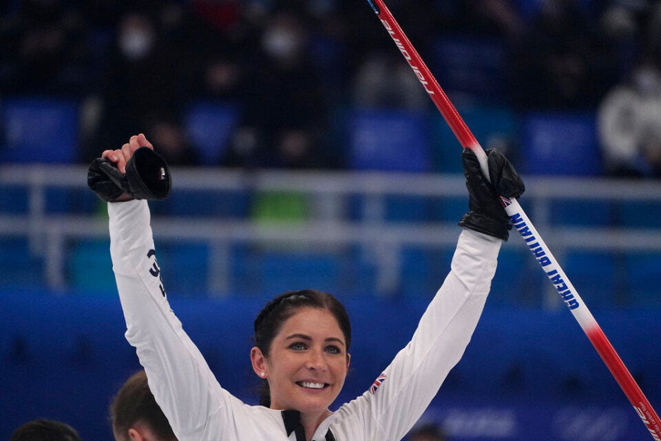 Storbritanniens skipper Eve Muirhead jublar efter finalvinsten i curling mot Japan i OS i Peking.