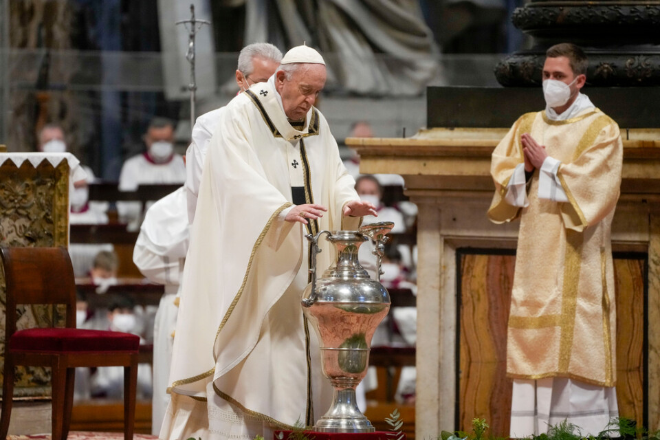 Påve Franciskus i samband med mässan i St Peterskyrkan Vatikanen på skärtorsdagen.