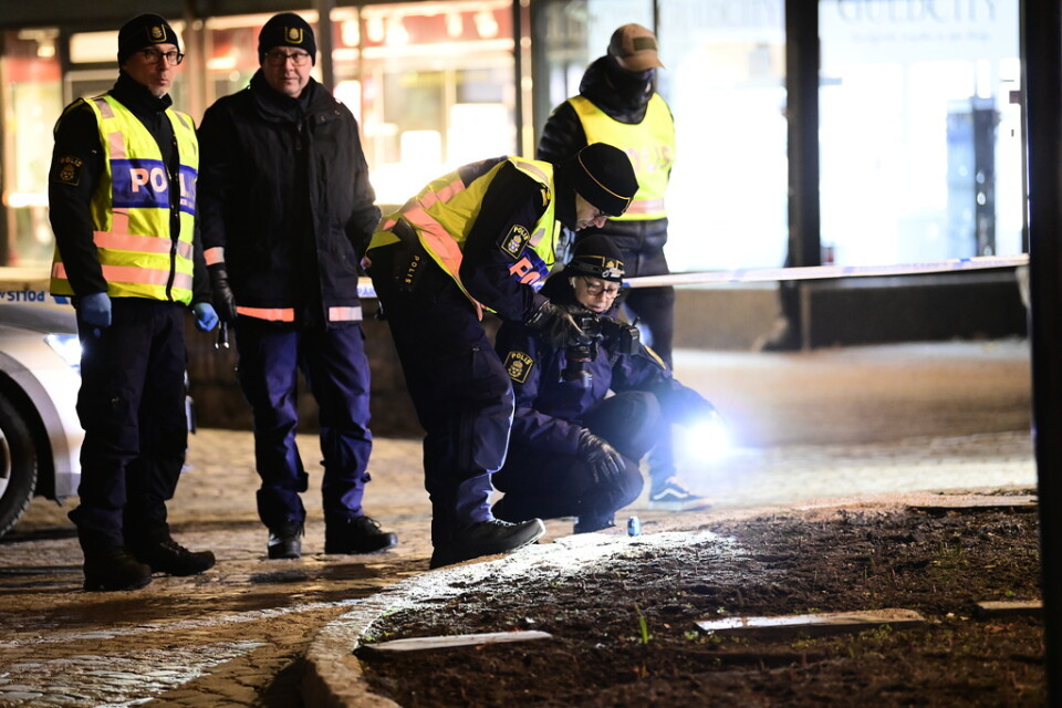 Polisens tekniker på plats under onsdagen i centrala Vetlanda där en man attackerade flera personer med ett tillhygge.