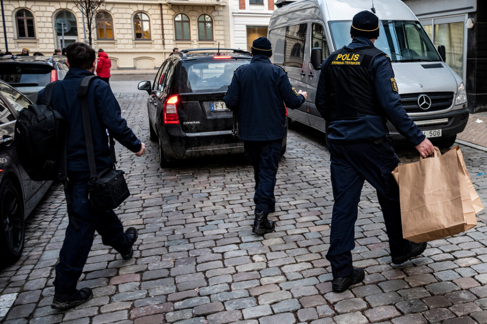 Polisens kriminaltekniker utanför skolan i Kristianstad.