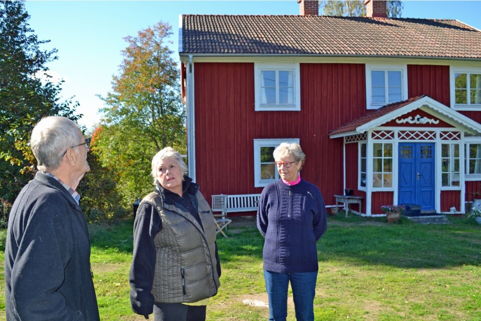 Ingvar Karlsson, Lena Strand Petersson och Birgitta Fransson på strövtåg i hembygden.