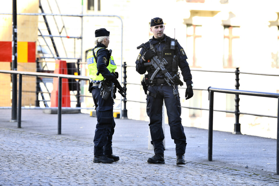 Poliser med förstärkningsvapen på Riksbron framför riksdagen på fredagen, efter att polisen beslutat om en nationell särskild händelse med anledning av den senaste tidens misstänkta terrordåd i Europa. Arkivbild.