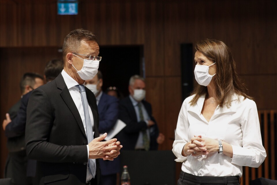 Ungerns utrikesminister Peter Szijjarto - här tillsammans med belgiska kollegan Sophie Wilmès - försvarar landets kritiserade nya lag kring minderårigas tillgång till uppgifter om olika sexuella läggningar. Arkivfoto.