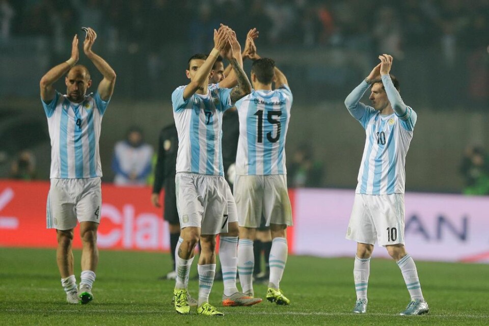 Argentina får möta värdnationen Chile i finalen i Copa América på lördag efter att ha utklassat Paraguay med 6-1 i semin. Ángel Di María bidrog med två av målen. Marcos Rojo, Javier Pastore, Sergio Agüero och Gonzalo Higuaín hittade nätet varsin gång.