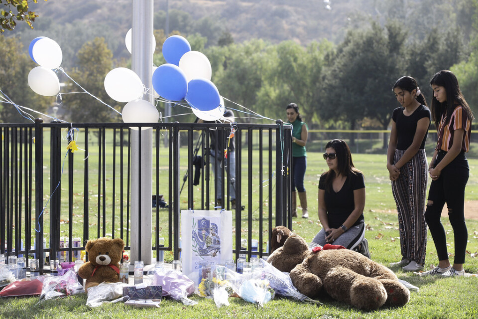 Ballonger, ljus och nallar vid en minnesplats vid den skola i Santa Clarita där dödsskjutningen ägde rum i torsdags.