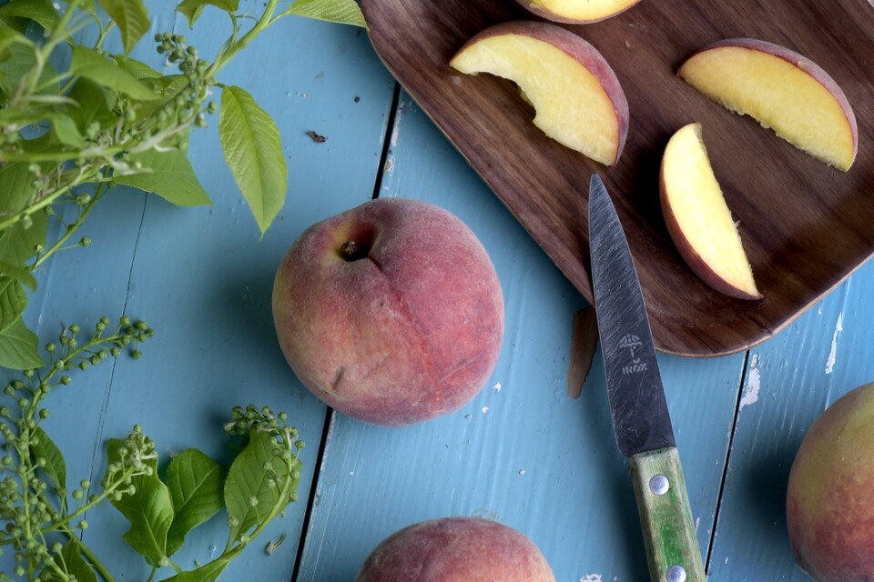 Persikor – den perfekta sommarfrukten som är svår att motstå.