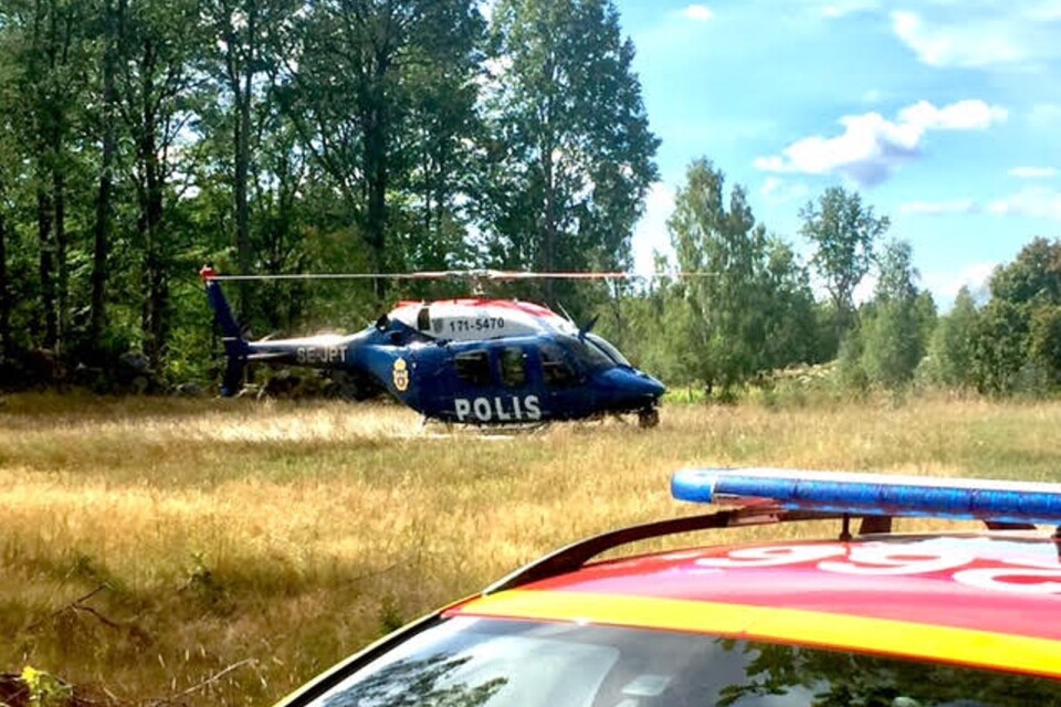 En polishelikopter vid avspärrningarna vid Möljneryd utanför Ronneby, där ett Jas Gripen flygplan kraschade under förmiddagen.