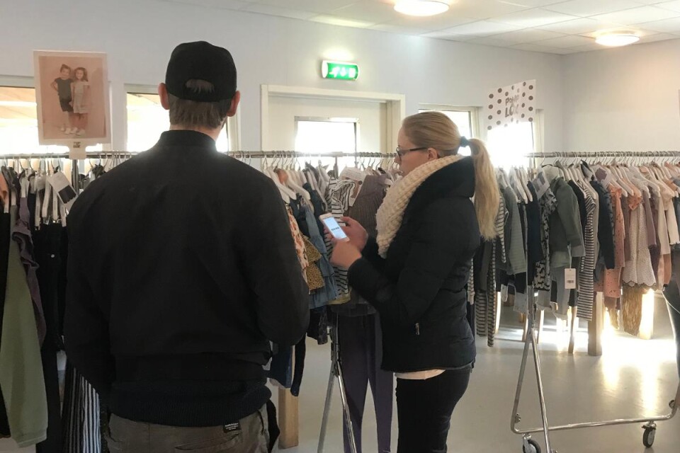 Det blir ingen demonstration av kläderna under Tjejkvällen, men Lise-Lotte finns på plats för att hjälpa kunderna med mixning och matchning.