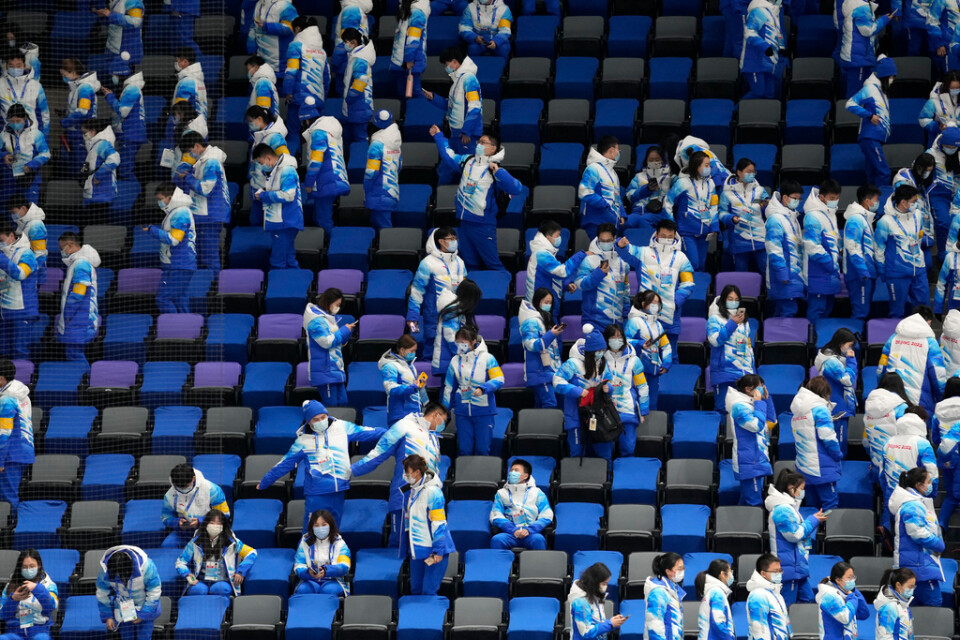 Volontärer på en OS-läktare i Peking. När vinterspelen drar igång får enbart inbjudna åskådare se tävlingarna.