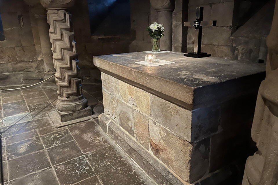 Altaret i kryptan i Lunds domkyrka innehöll från början reliker, bland annat vad som sades vara en bit av Kristi kors, grav, krubba och bord. Dessa försvann under reformationen.