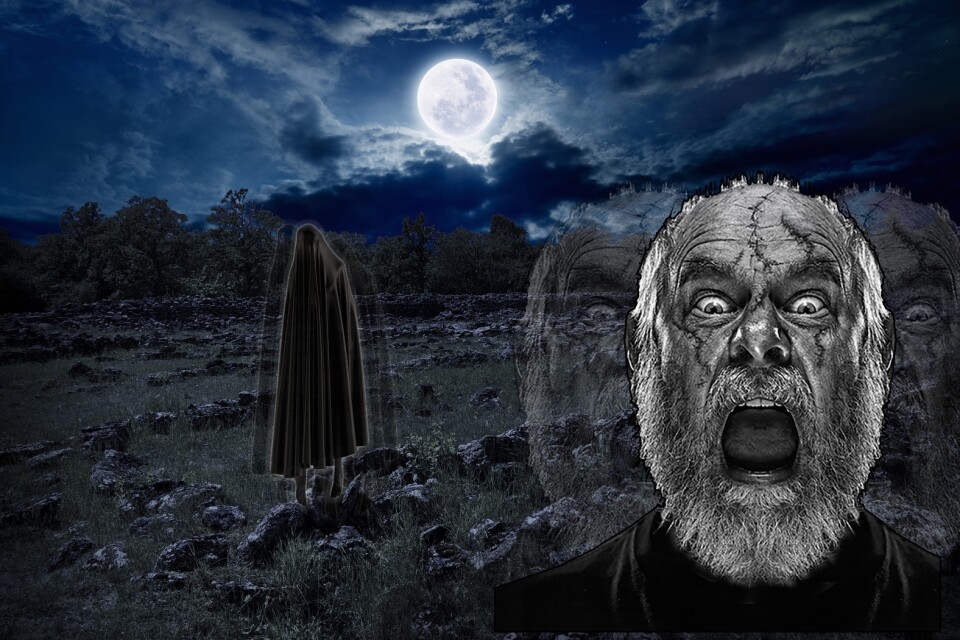 I Ismantorps borgs ruiner sägs det att en lång man vandrar omkring nattetid och letar efter något. Bilden är ett montage.