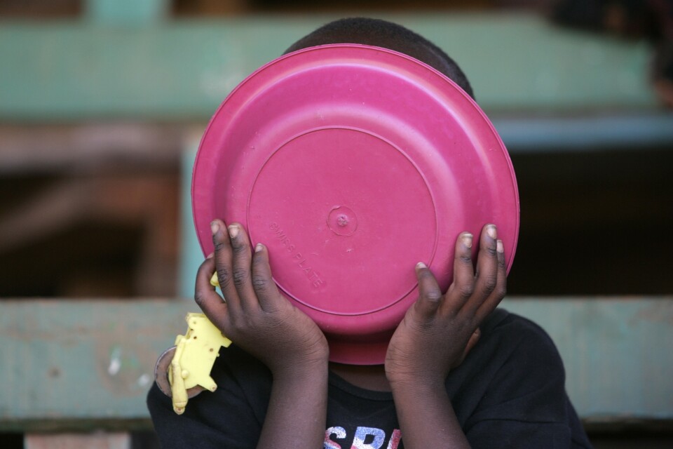 En pojke i Nairobi i Kenya får mat hos en hjälporganisation. Arkivbild
