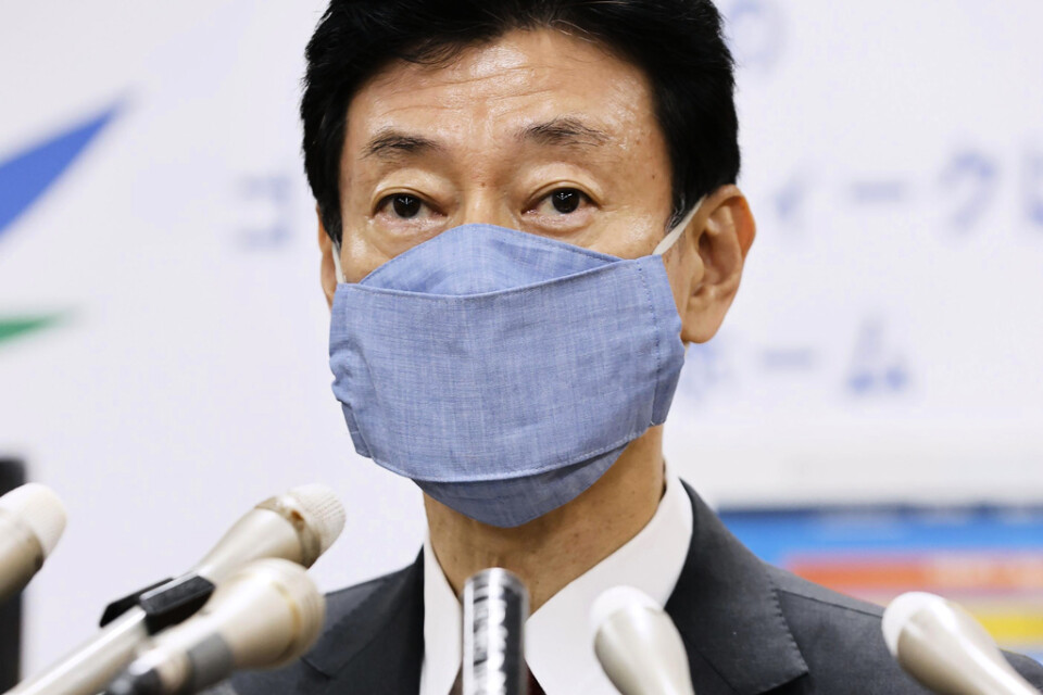 Yasutoshi Nishimura vid en presskonferens i Tokyo den 1 maj.