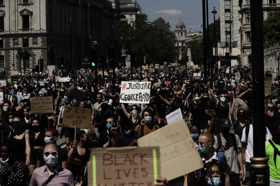 Demonstranter tågar över Parliament Square i Storbritanniens huvudstad London på söndagen.