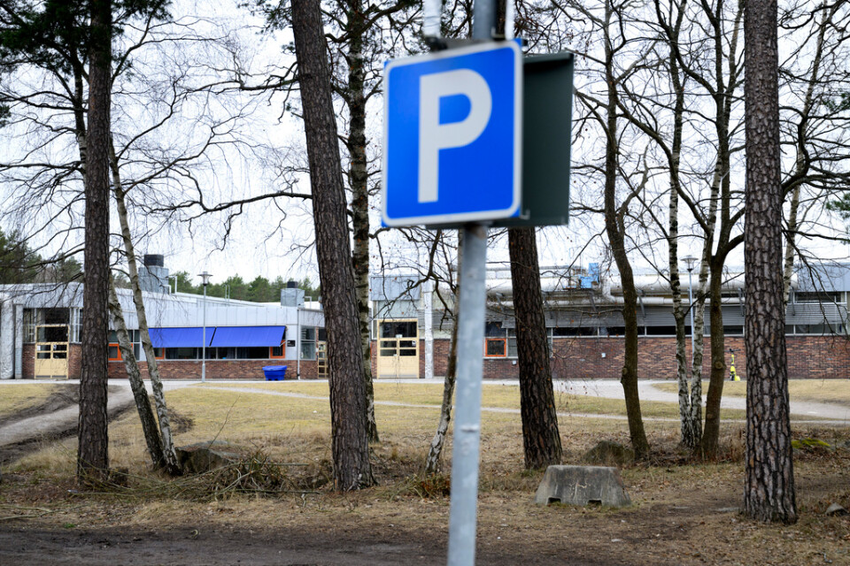 Parkeringen utanför Rekarnegymnasiet i Eskilstuna där en man i 20-årsåldern sköts till döds på torsdagen.