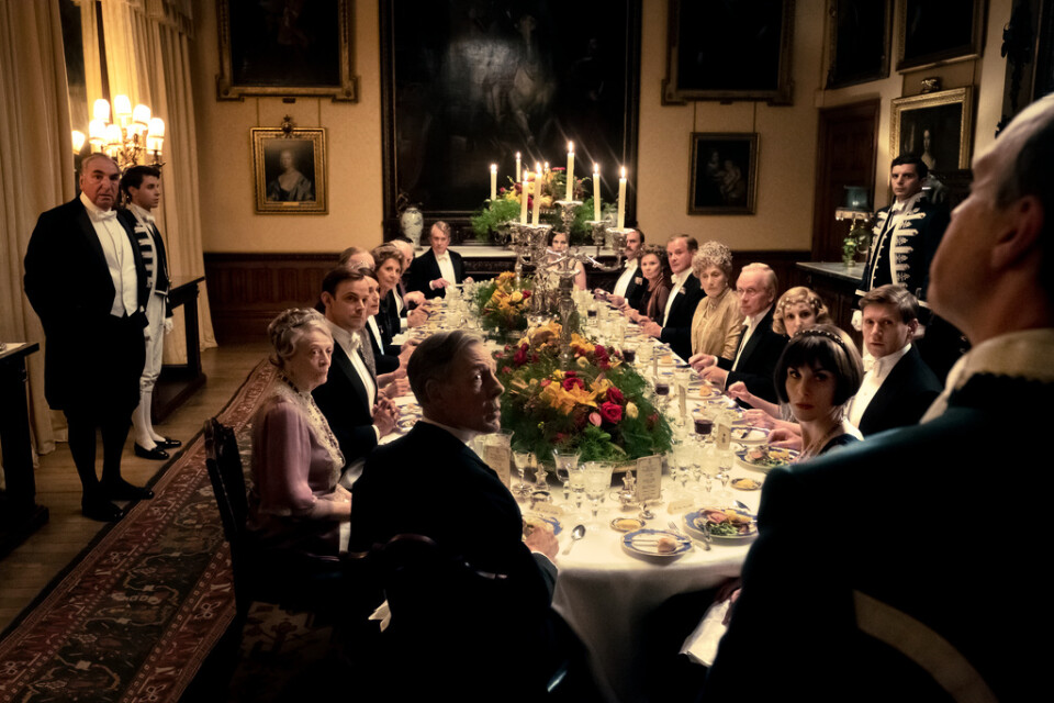 Kungen och drottningen kommer på besök till Downton Abbey. Frågan är vilka som är mest uppspelta, herrskapet eller tjänstefolket? Pressbild.