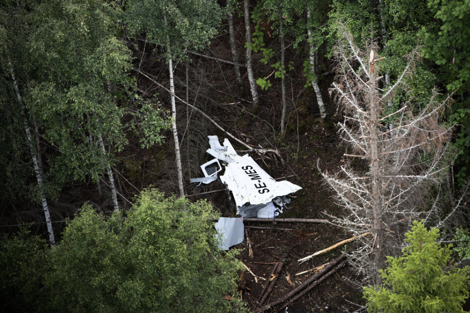 Resterna av flygplanet på ön Storsandskär utanför Umeå dagen efter olyckan den 14 juli. Arkivbild.