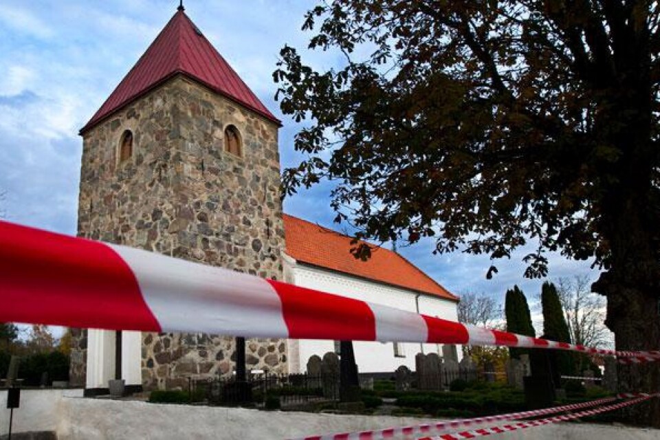 Västra Vemmenhögs kyrka riskerar att rasa.