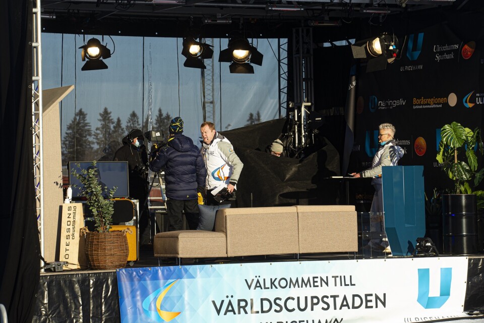 Travprofilen Göran Borgås (i vit jacka) är en av programledarna i Studio Lassalyckan.