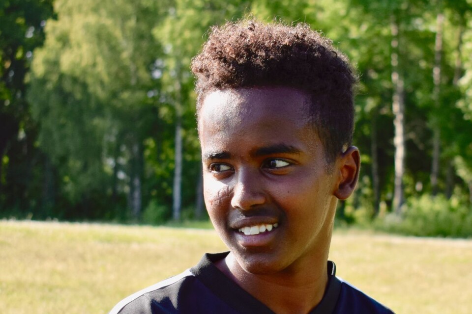 Abdiasis ”Abbe” Barre: إنه جو جيد، لسنا غاضبين من من بعضنا البعض.أحب لعب كرة القدم. ينبغي أن نتحدث السويدية فقط.هذا جيد.حينها يمكنني أن أتعلم اللغة.أنا في السويد منذ عامين، جئت من الصومال.